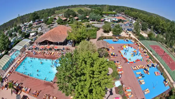 camping le col vert avec parc aquatique sandaya
