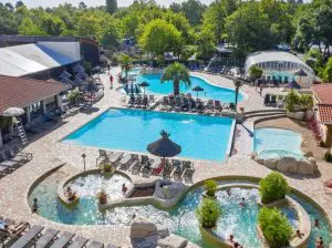 camping mayotte vacances avec piscines et toboggans